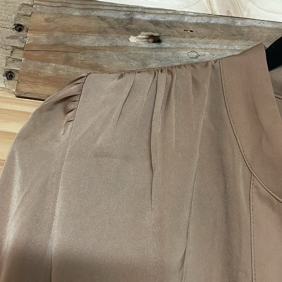 Banana Republic size Small Tan V-Neck Long Sleeve Silk Lightweight Blouse - Picture 3 of 8